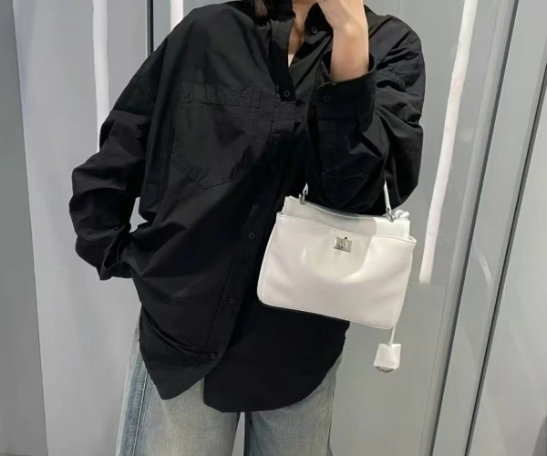 一比一复刻包包多少钱(一比一复刻包包价格分析)