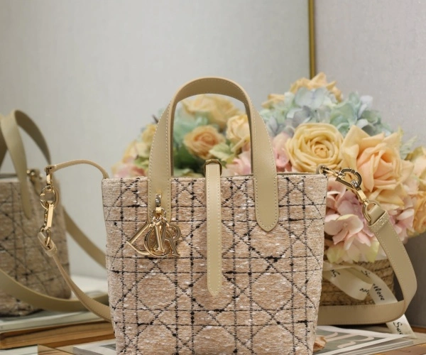 dior蒙田包序列号图片_迪奥蒙田包正品序列号识别