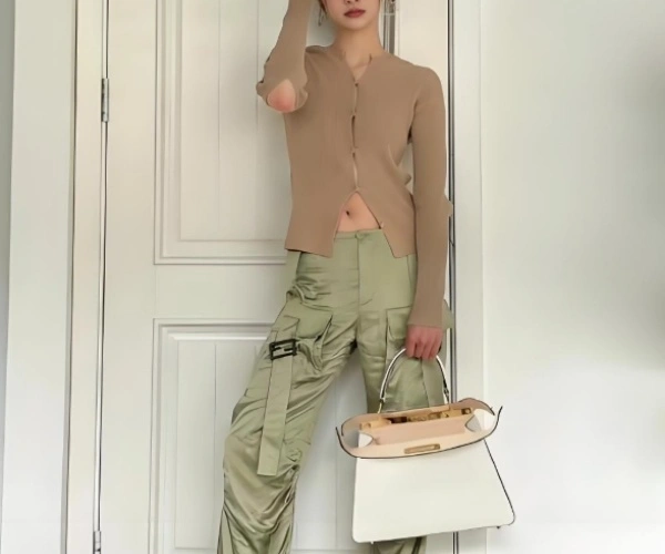 芬迪官网女包(芬迪女包官方新款推荐)