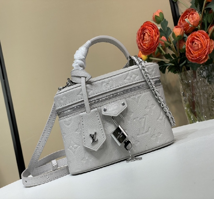 LV女包顶级原单复刻独家实拍📷【VANITY CHAIN POUCH 手袋】 m13593 新灰色（压花）
