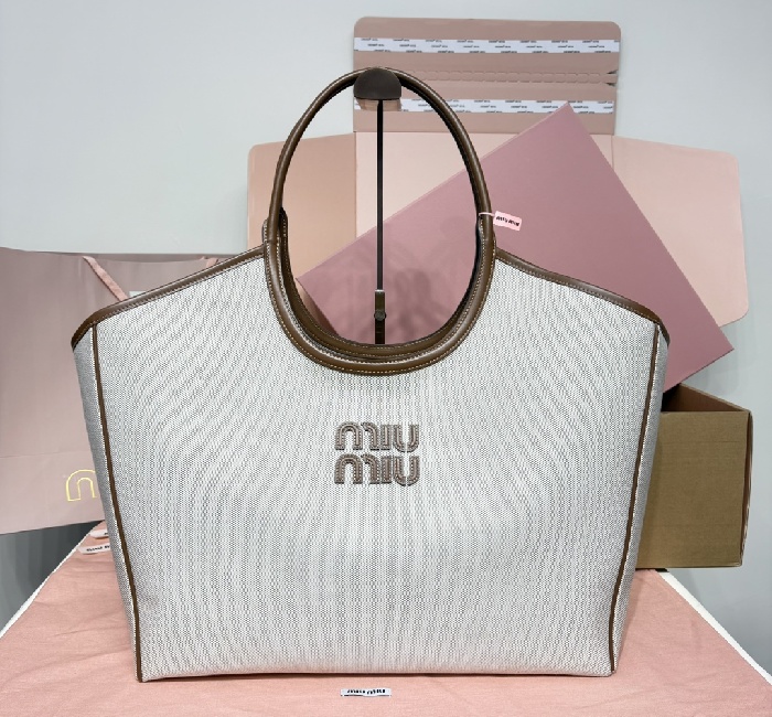  miu'miu女包尺寸太大只配礼袋【特级五金原厂皮】LVY皮革托特包～帆布