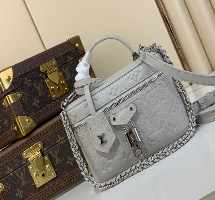 LV女包顶级原单复刻独家实拍📷【VANITY CHAIN POUCH 手袋】 m13593 新灰色/压花 
