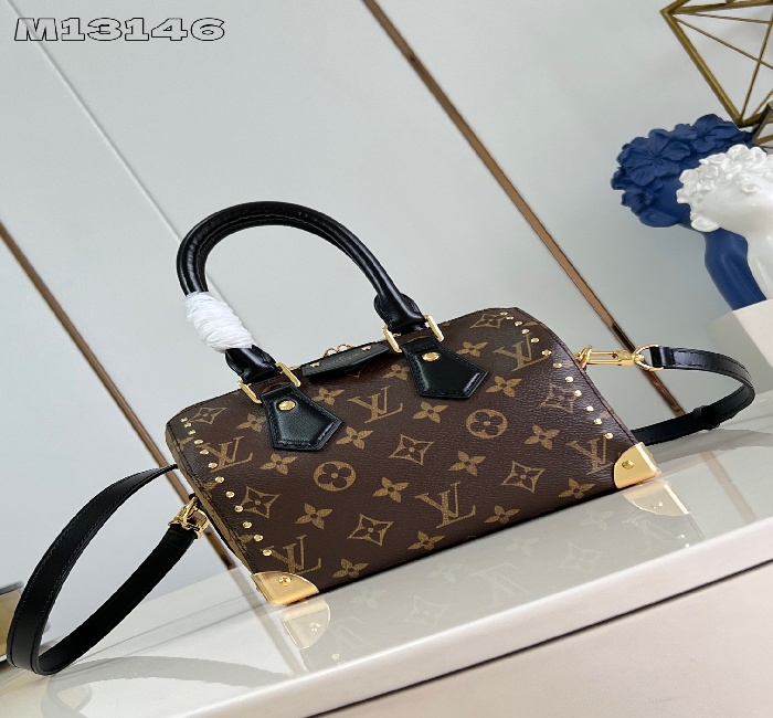 <strong>lv</strong>女包 顶级原单复刻M13146老花 打钉speedy 20 酷黑皮革与小巧老花时尚达人们