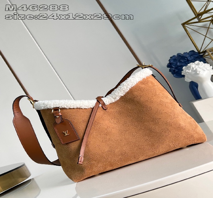  <strong>lv</strong>女包   <strong>lv</strong>男包顶级原单复刻独家实拍📷M46288浅黄毛绒 M11843 本款 CarryAll 小号手袋出自 <strong>lv</strong> Ski 系列