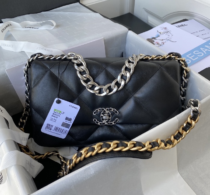 <strong>香奈儿</strong>银链Ohanel秋冬19Bag 结合一切经典的枕头包