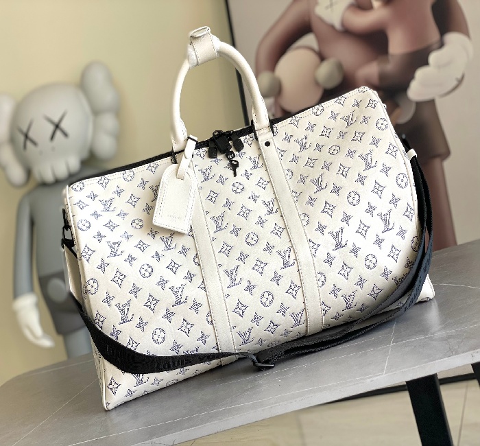 【独家实拍M24954 新版本】路易威登经典 Keepall 旅行袋释放 Monogram Shadow 皮革的摩登新意