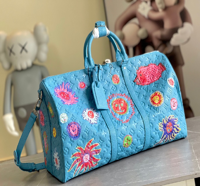 M21713 路易威登经典 Keepall 旅行袋释放 Monogram Shadow 皮革的摩登新意