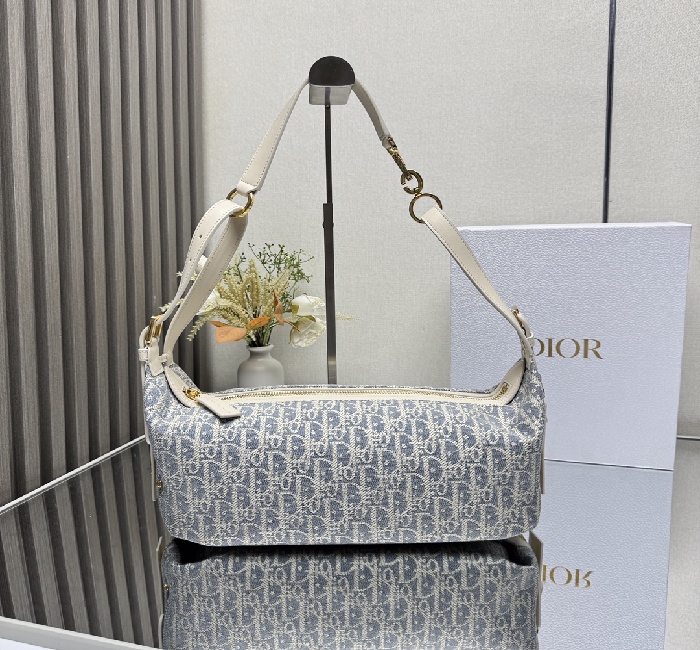 <strong>迪奥</strong>流浪包布兰中号蓝色酒椰草