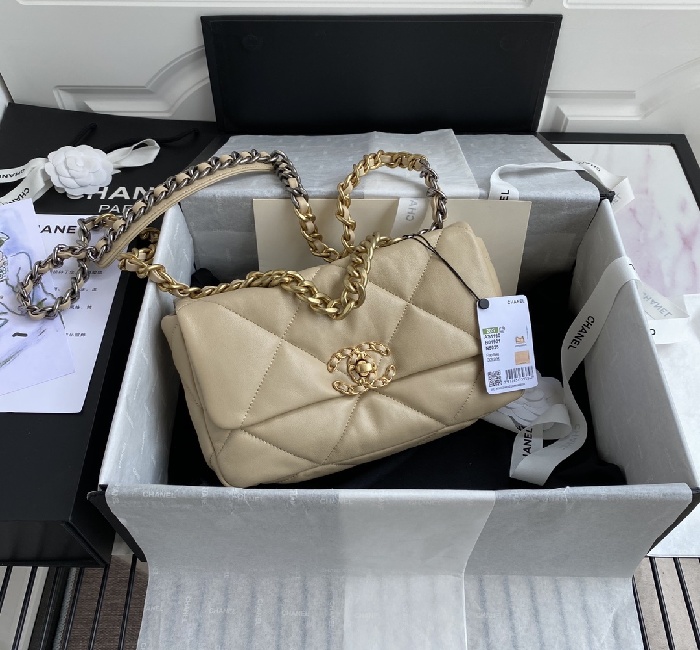 <strong>香奈儿</strong>小号Ohanel秋冬19Bag 结合一切经典的枕头包