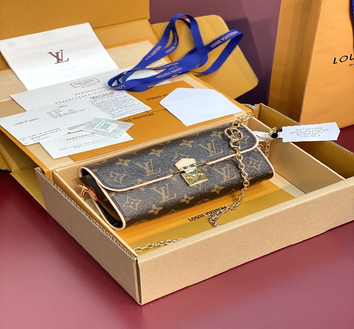  M13566升级版本⚠️ 当季新款！POCHETTE CAMILLE 手袋、本款 Pochette Camille 手袋取材 Monogram 帆布