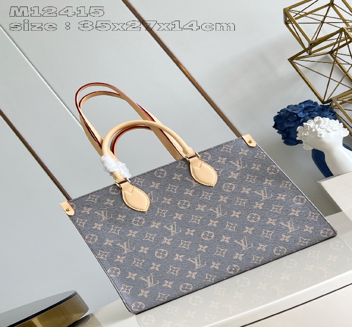 【独家实拍 M12415对版 】本款OnTheGo MM为路易威登标志性的Monogram帆布提供了季节性的重新诠释