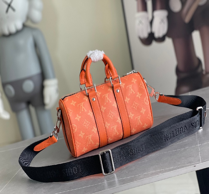 顶级原单M31044橙色花枕头包 本款 Keepall 25 手袋 取材 Monogram Eclipse Reverse 帆布