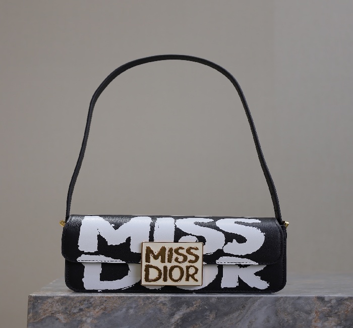 迪奥Miss Dior 翻盖手袋「莓红色涂鸦」「米白色涂鸦」黑色涂鸦」