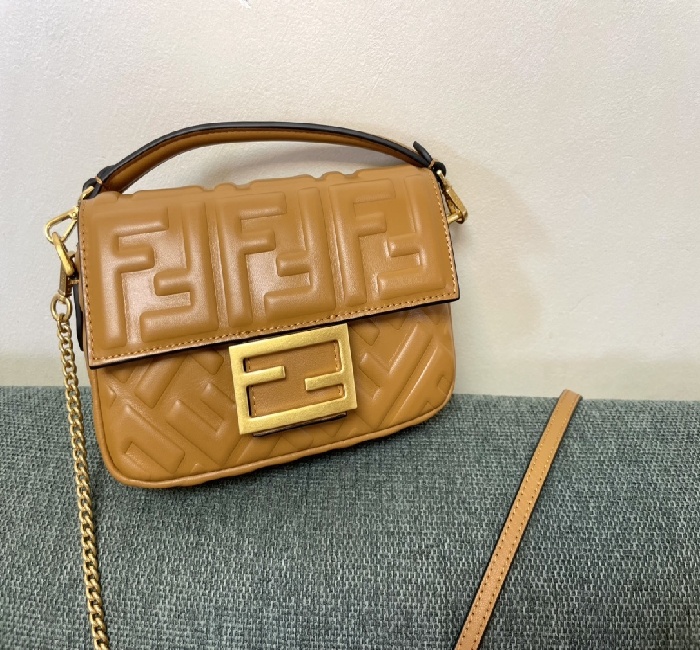 芬迪女包❤️白色▪️型号0135👝 ❤️灰蓝色 ▪️型号0135👝❤️焦糖色 ▪️型号0135👝 