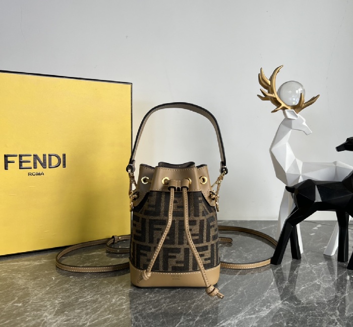 芬迪女包Fendi Mon Tresor mini经典老花FF布料水桶包