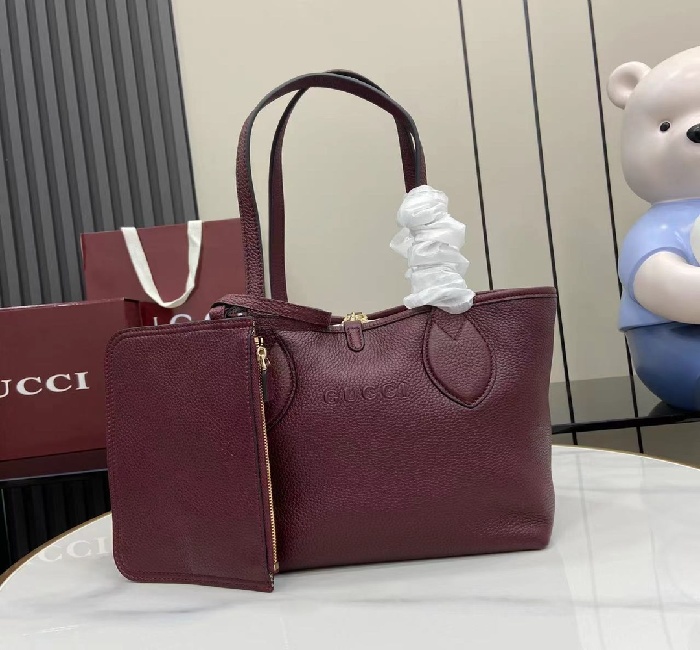 这款Gucci Totissima系列托特包一面为粒面皮革