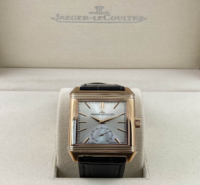 REVERSO TRIBUTE翻转系列小秒针腕表 手动上弦机械，动力储存45小时 尺寸：45.6 x 27.4 x 8.5 316精钢打造，蓝宝石玻璃