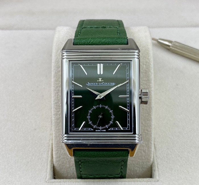 REVERSO TRIBUTE翻转系列小秒针腕表 手动上弦机械，动力储存45小时 尺寸：45.6 x 27.4 x 8.5 316精钢打造，蓝宝石玻璃