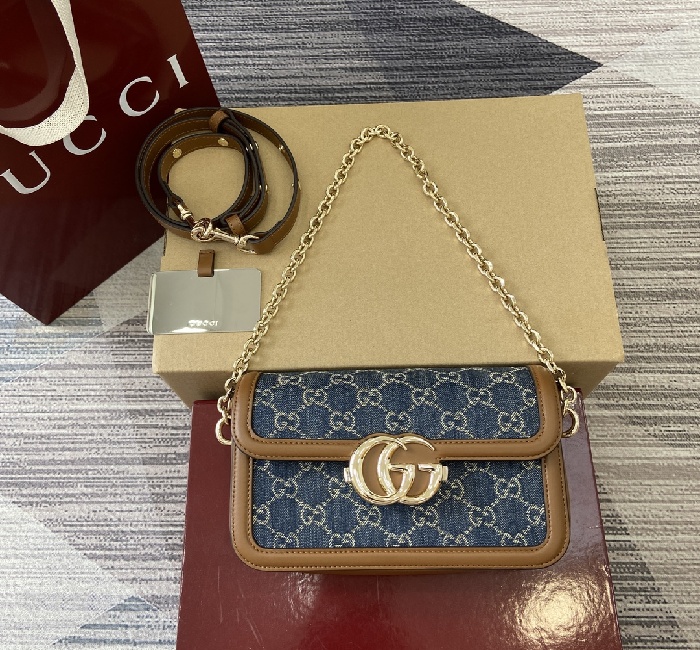 💎‼️Gucci Go系列专为运动而生。这款肩背包以精致而轻盈的GG Monogram胶料匠心打造