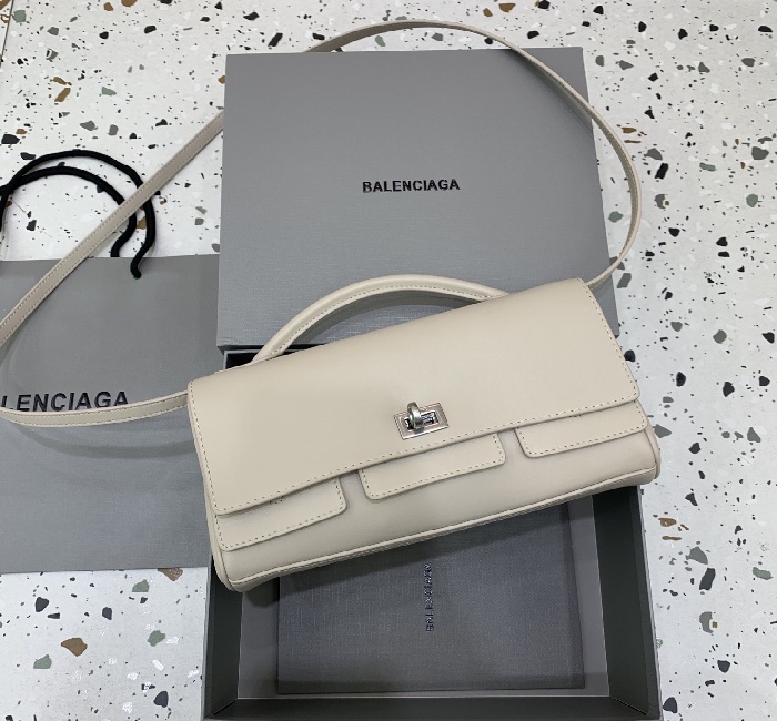 <strong>巴黎世家</strong>新款 Bel Air Clutch 翻盖手拿包【浅粉】